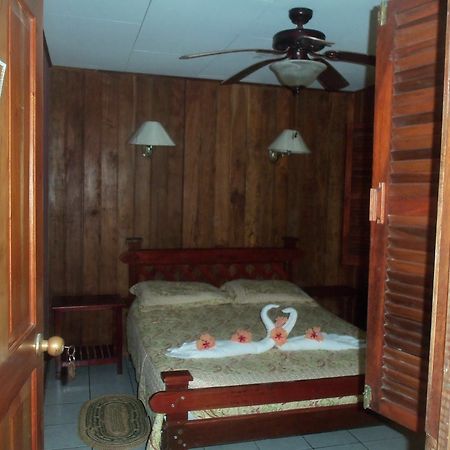 Miss Junies Lodge Tortuguero Buitenkant foto