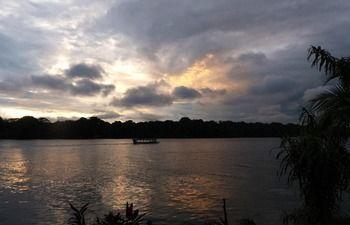 Miss Junies Lodge Tortuguero Buitenkant foto
