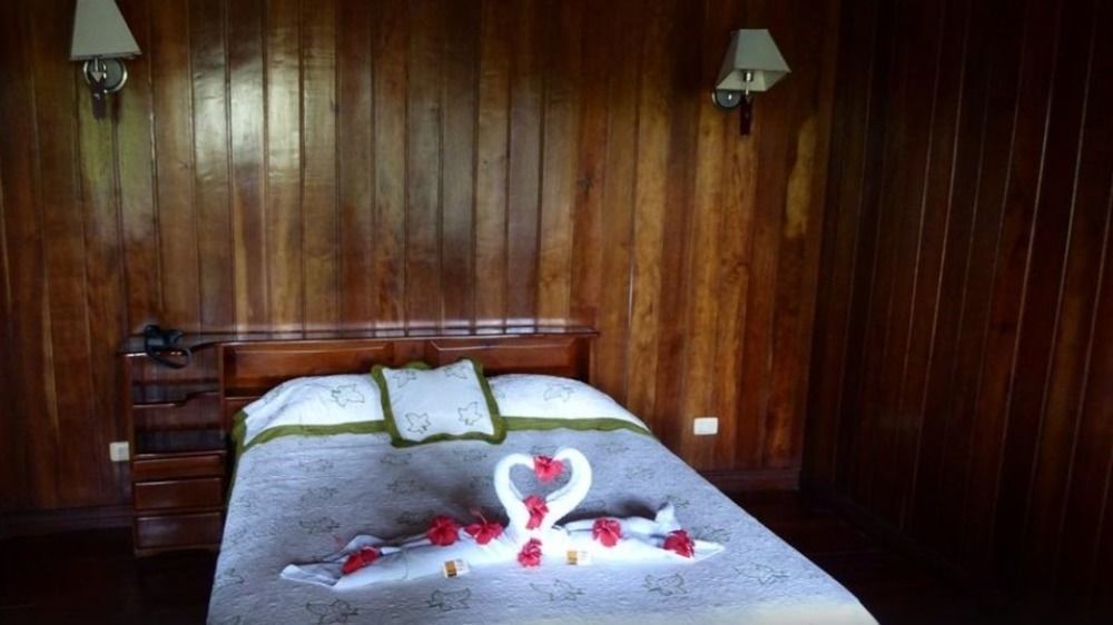 Miss Junies Lodge Tortuguero Buitenkant foto