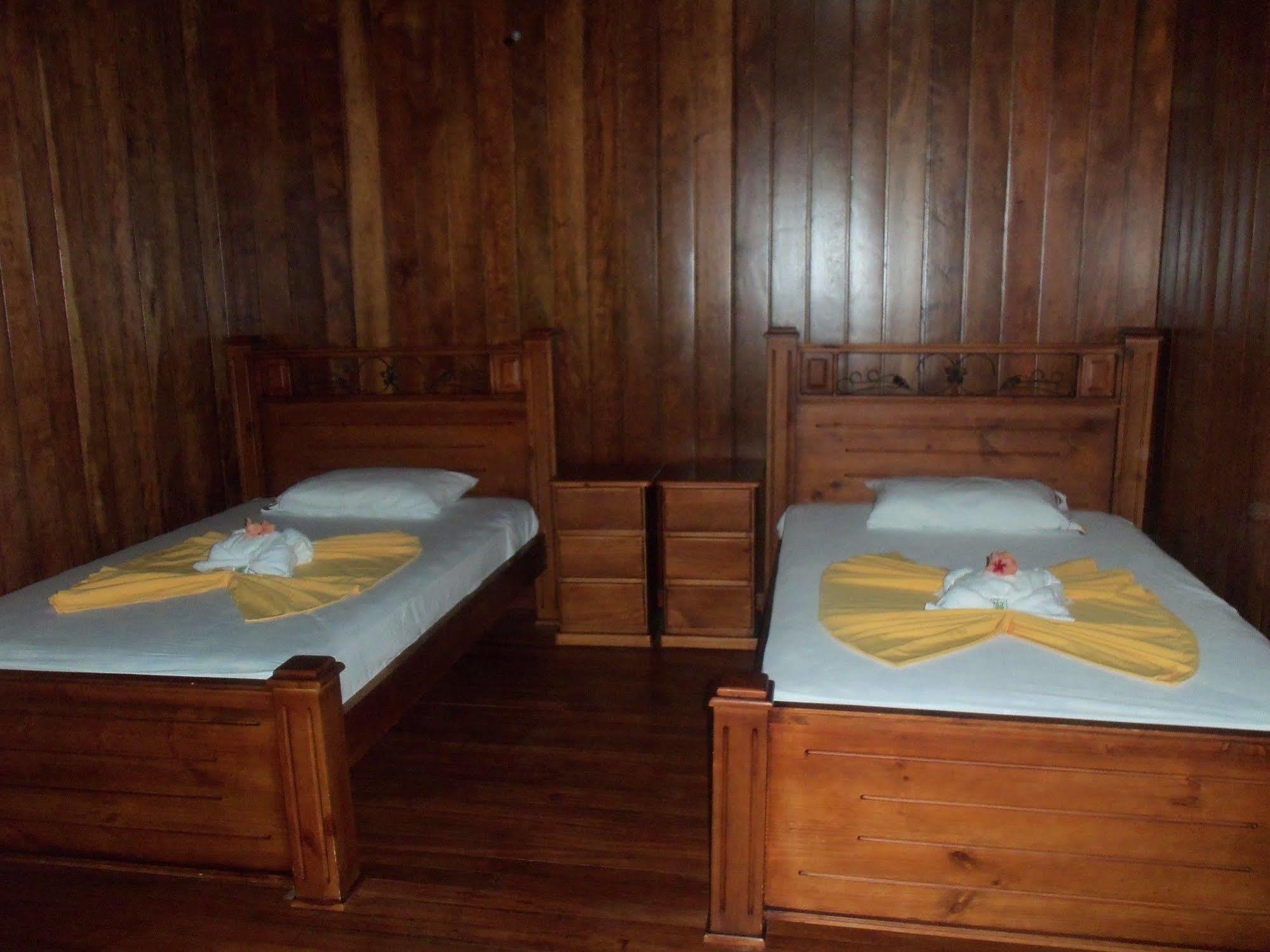 Miss Junies Lodge Tortuguero Buitenkant foto