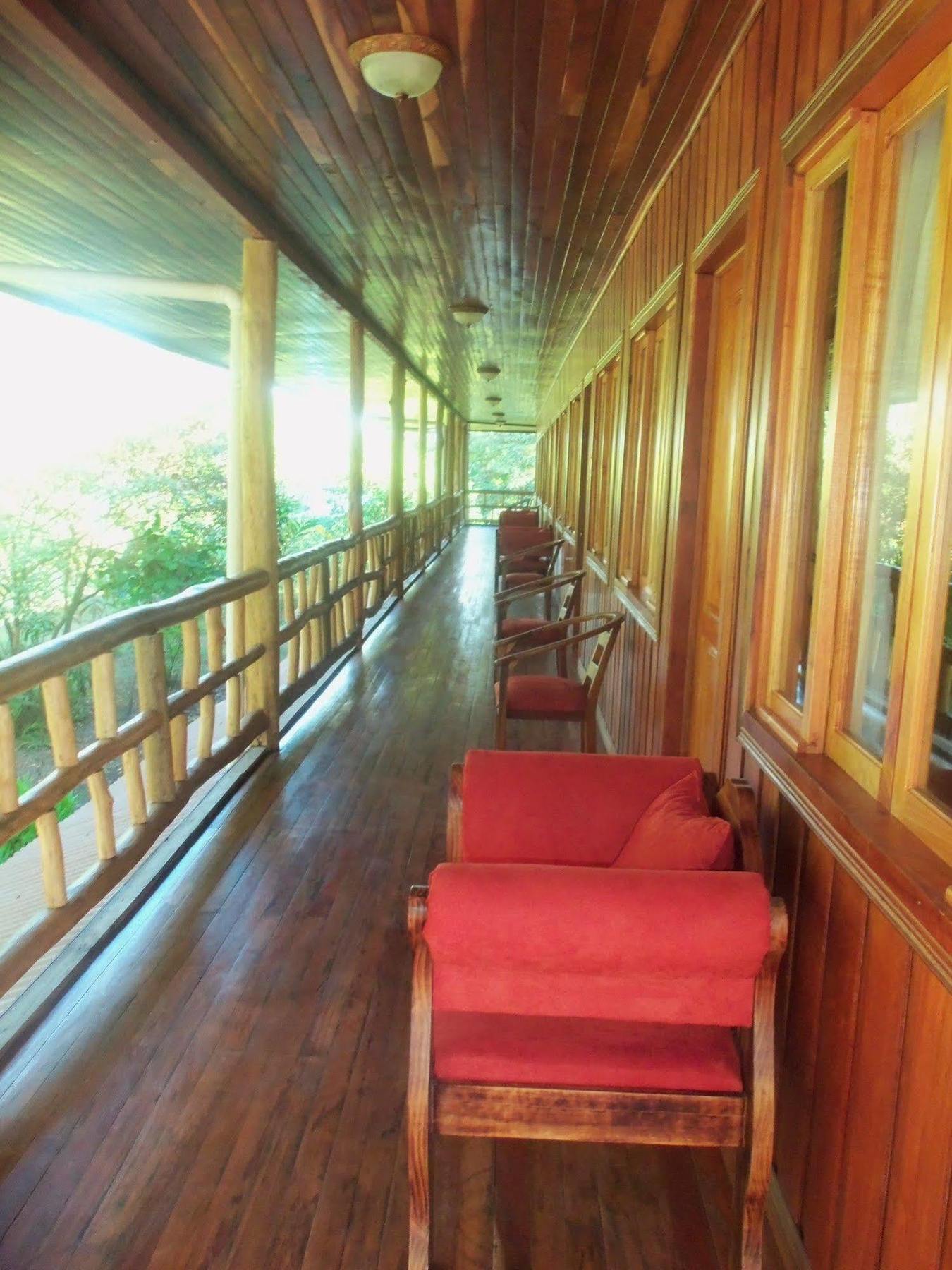 Miss Junies Lodge Tortuguero Buitenkant foto
