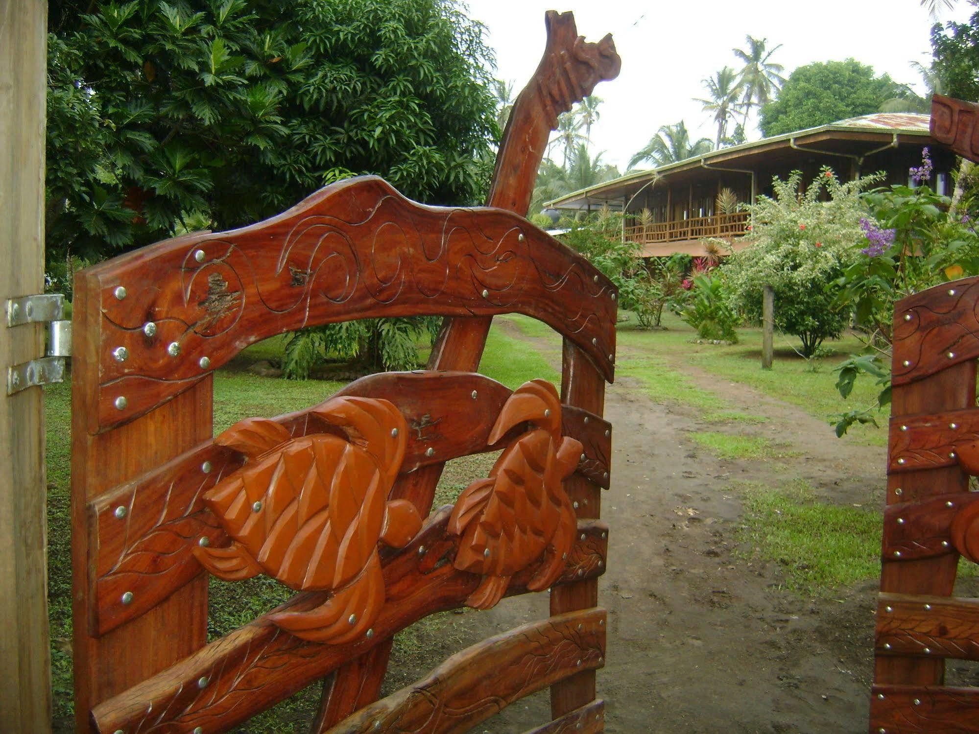 Miss Junies Lodge Tortuguero Buitenkant foto